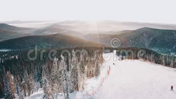 滑雪坡上的日落视频的预览图