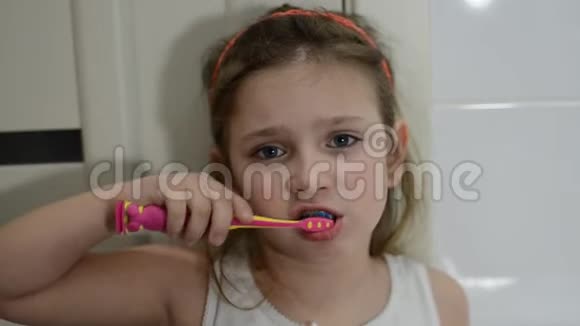 小可爱的女婴在浴室里刷牙视频的预览图