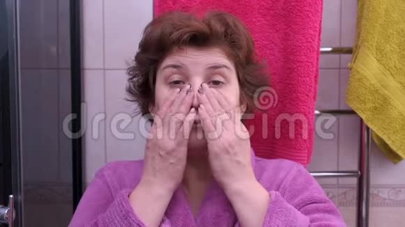 早上在浴室睡着的女人清晨视频的预览图