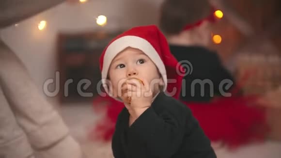 圣诞节概念一个小男孩把圣诞球放进嘴里视频的预览图