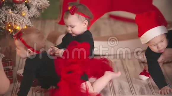 工作室里的圣诞装饰品小宝宝坐在地毯上视频的预览图