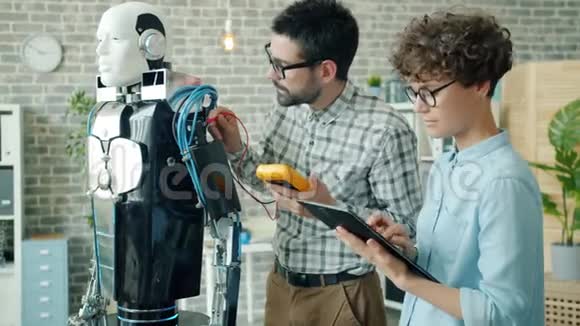 科学家在办公室用平板电脑检查机器人和电子设备视频的预览图