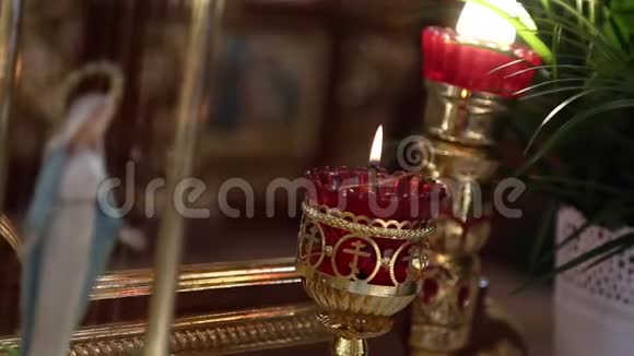 燃烧的蜡烛蜡烛在黑暗中燃烧视频的预览图