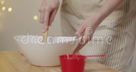 女人用手搅拌饼干面糊视频的预览图