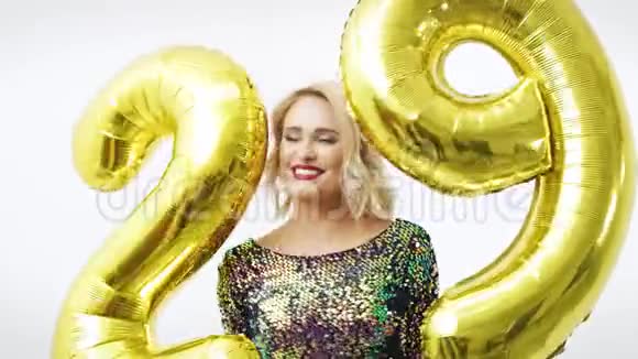 女人用金色气球建造了29a视频的预览图