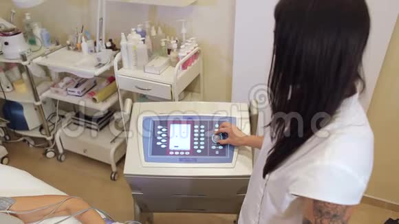 美容师在生物刺激装置上工作给女孩做按摩视频的预览图