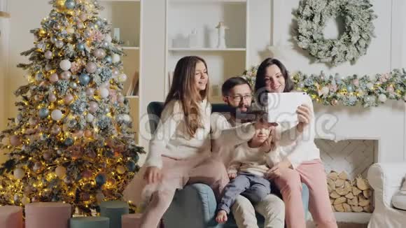 圣诞家庭问候使用数字平板电脑视频的预览图
