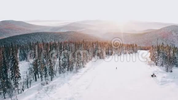 滑雪坡上的日落视频的预览图