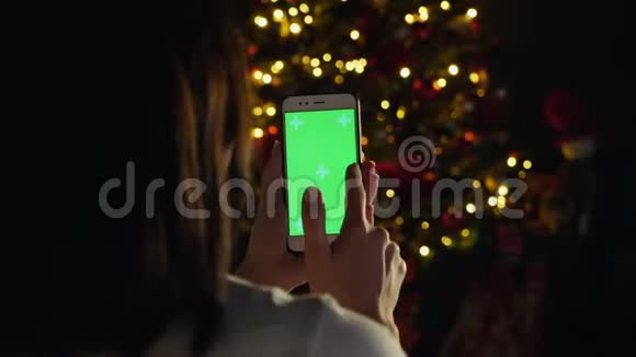 使用绿色屏幕垂直智能手机的女性视频的预览图
