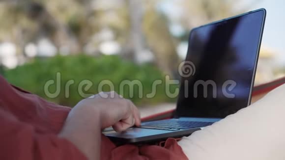 男人正在笔记本电脑上滚动触摸板视频的预览图