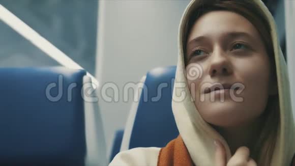 火车上迷人的微笑女孩和微笑的年轻慢动作的肖像视频的预览图