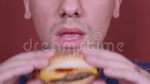 快关门吃汉堡包的人视频的预览图