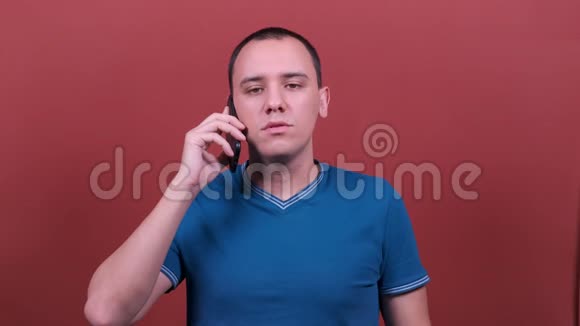 男人在打电话人的情感被孤立人真诚的情感生活方式的观念视频的预览图