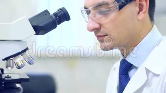 科学家利用医学显微镜和实验室设备研究欧米茄3脂肪酸的特性和益处视频的预览图