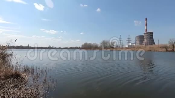湖上的发电站视频的预览图