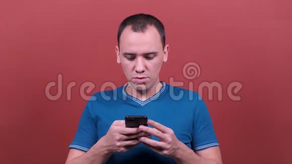 男人看起来很惊讶哇用手机人的情感被孤立人真诚的情感生活方式的观念视频的预览图