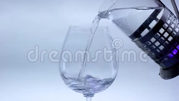 男孩把水倒进玻璃杯视频的预览图