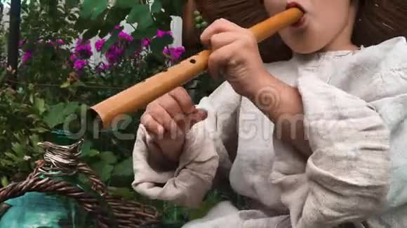 小宝宝用小木笛演奏近距离观看白种人儿童手指在乐器上演奏视频的预览图