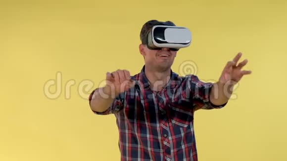 年轻的年轻人对使用VR护目镜感到惊讶视频的预览图