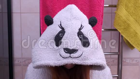 早上在浴室里穿着熊猫长袍的女人一大早早上的乐趣视频的预览图