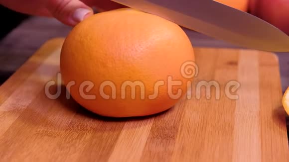 女人手在厨房切新鲜的葡萄柚视频的预览图