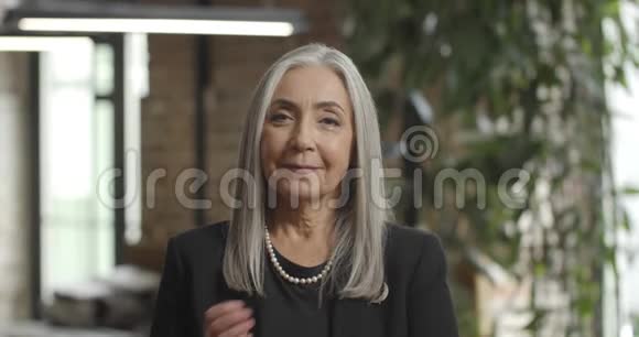 站着交叉双手的老优雅的女商人50岁的独立女性CEO视频的预览图