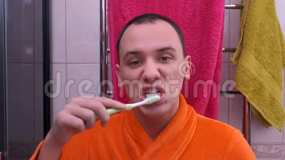 有健康牙齿的年轻人拿着牙刷视频的预览图