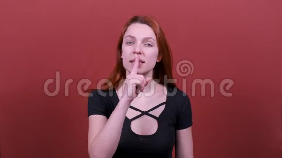 看镜头说安静用手指在嘴唇上嘘手势人真诚的情感生活方式的观念视频的预览图