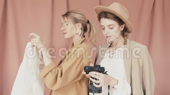 两幅粉红色背景的时尚女孩肖像看起来很酷在Instagram模特博客上拍照视频的预览图
