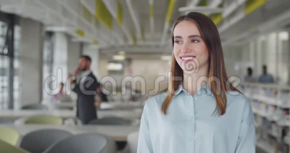年轻漂亮的女上班族转过头看着镜头幸福千禧年女员工画像视频的预览图