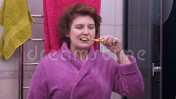 早上刷牙的成年女性视频的预览图