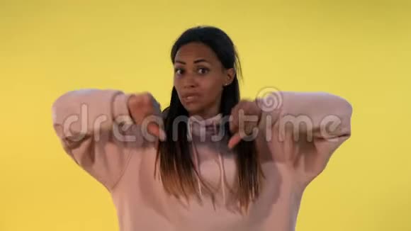 年轻的非洲女人表现出消极的感觉竖起大拇指视频的预览图