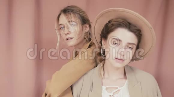 两幅粉红色背景的时尚女孩肖像看上去酷酷的Instagram模特博主视频的预览图