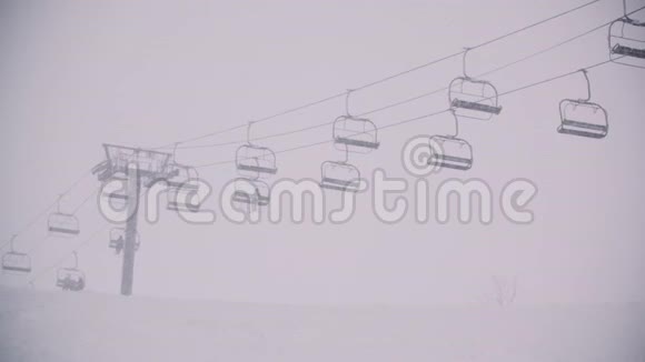 冬季在滑雪场的贡多拉滑雪缆车视频的预览图