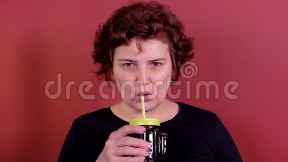 女人通过仙人掌杯喝软饮料视频的预览图