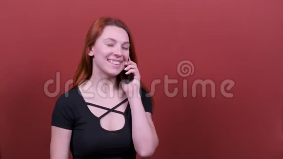 一个红头发的年轻女子正在打电话人真诚的情感生活方式的观念视频的预览图