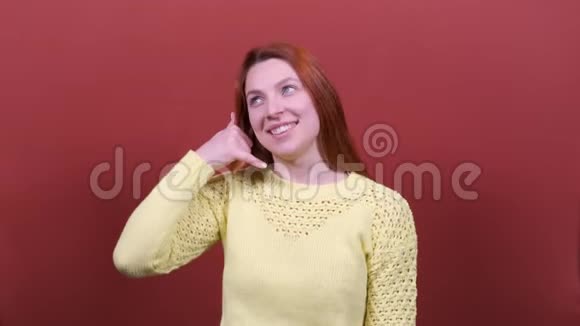 年轻女人用手做电话手势比如打电话给我人们真诚的情感生活方式的概念视频的预览图