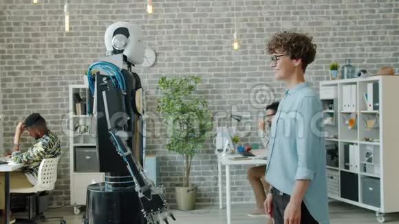 快乐的女孩与智能机器人握手微笑享受新技术视频的预览图