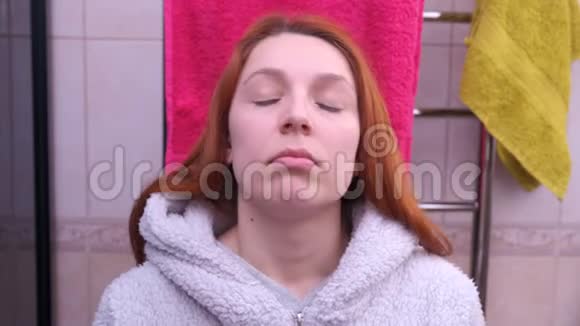 女性醒来后感到迟钝和疲倦女人睡在浴室里视频的预览图