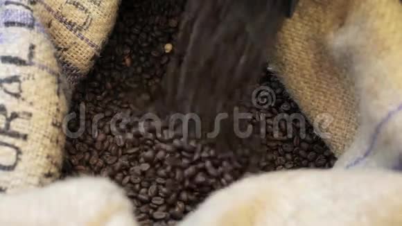 在工厂将油炸咖啡颗粒倒入袋子中视频的预览图