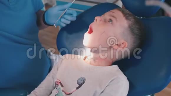 牙医用工具检查小孩嘴巴视频的预览图