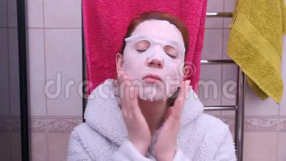 女人正在浴室里用床单敷脸视频的预览图