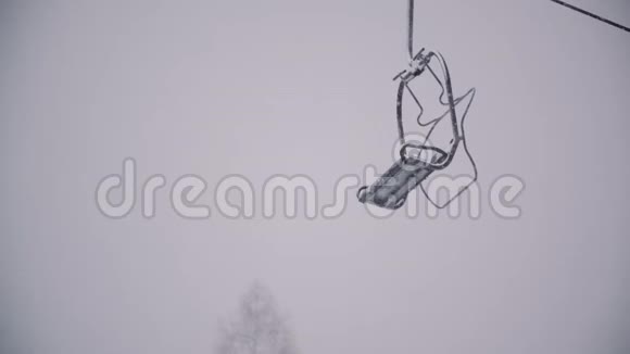 冬季在滑雪场的贡多拉滑雪缆车视频的预览图