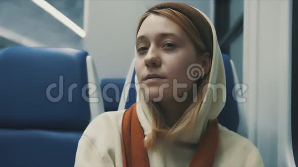 火车上迷人的微笑女孩和微笑的年轻慢动作的肖像视频的预览图