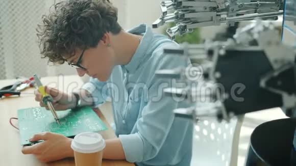 机器人工程师在工作室用烙铁制作机器人微电路视频的预览图