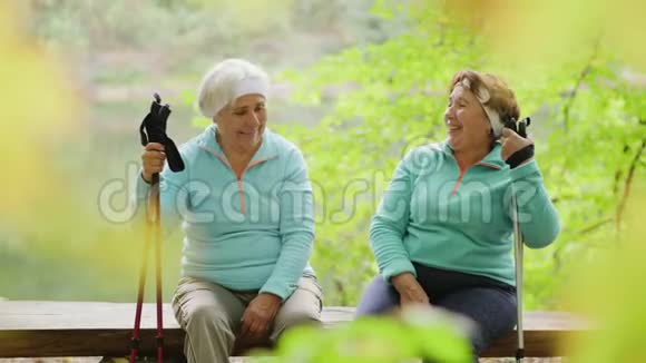 两位上了年纪的女士在北欧漫步后笑着说着放松视频的预览图
