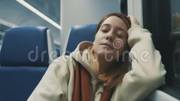 火车上迷人的微笑女孩和睡眠运输年轻慢动作的肖像视频的预览图
