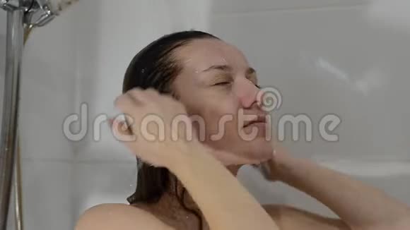 年轻迷人的性感女孩在浴室洗澡视频的预览图