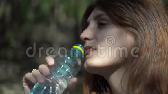 女孩从瓶子里喝水视频的预览图