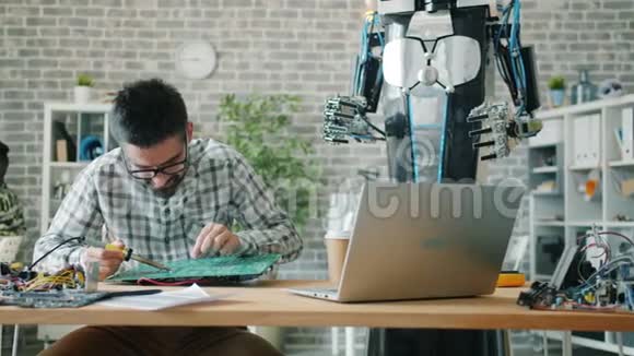 机器人工程师用烙铁固定工作室的微电路视频的预览图